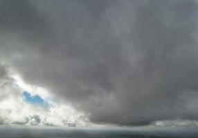 het beste hoog hoek visie van dramatisch wolken over- lucht foto