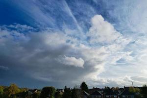 meest mooi wolken in beweging over- de Brits stad van Engeland foto