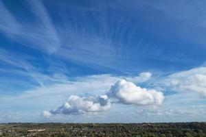 het beste hoog hoek visie van dramatisch wolken over- lucht foto