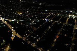 mooi antenne visie van Brits stad en wegen Bij nacht. drone's hoog hoek beeldmateriaal van verlichte Brits stad- foto