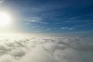prachtig visie van wolken over- Brits stad foto