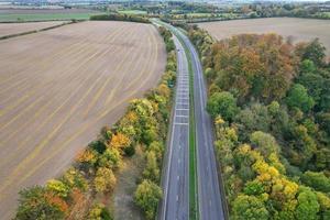 Brits snelwegen, wegen en snelwegen voorbijgaan door platteland van Engeland. antenne visie met drone's camera foto