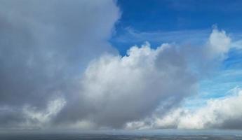 het beste hoog hoek visie van dramatisch wolken over- lucht foto