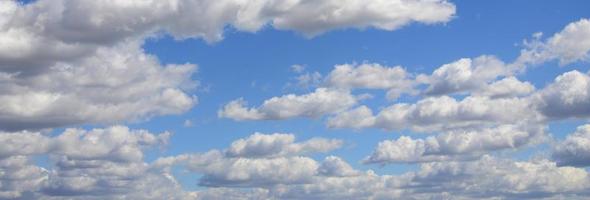 een blauw lucht met veel van wit wolken van verschillend maten foto