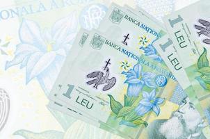 1 Roemeense leu rekeningen leugens in stack Aan achtergrond van groot semi-transparant bankbiljet. abstract presentatie van nationaal valuta foto