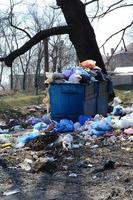 de vuilnis kan is Ingepakt met vuilnis en afval. vroegtijdig verwijdering van vuilnis in bevolkt gebieden foto