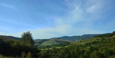 fragment van de bergachtig terrein in de Karpaten, Oekraïne. de Woud is vergeven door de reliëfs van de Karpaten bergen foto