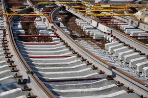 fragment van tram rails Bij de stadium van hun installatie en integratie in de weg. de werkwijze van houdende een tram foto