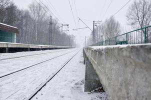 spoorweg station in de winter sneeuwstorm foto