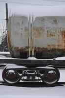 onderdelen van de besneeuwd vracht motorwagen foto