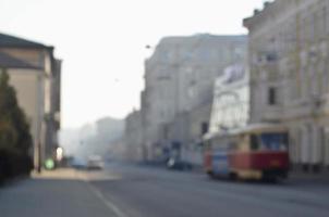 wazig landschap van snelweg met auto's en tram in mistig ochtend- foto