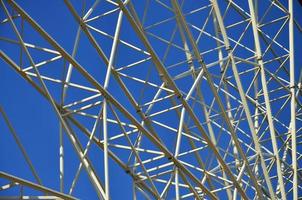 structureel details van een ferris wiel in een amusement park foto