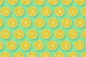 patroon van geel citroen citrus plakjes Aan helder groen achtergrond foto