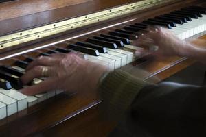 handen op piano