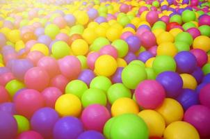 veel kleurrijk plastic ballen in een kinderen' ballenbak Bij een speelplaats. dichtbij omhoog patroon foto