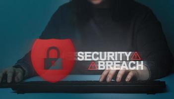 vrouw gebruik makend van computer met vr waarschuwing koppel van veiligheid inbreuk. cyber veiligheid gegevens bescherming bedrijf technologie. foto