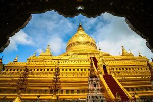 shwezigon pagode, of shwezigon betalen, een boeddhistisch tempel gelegen in nyaung-u, een stad- in de buurt bagan, mandalay regio, Myanmar foto