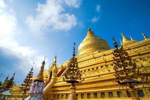 shwezigon pagode, of shwezigon betalen, een boeddhistisch tempel gelegen in nyaung-u, een stad- in de buurt bagan, mandalay regio, Myanmar foto