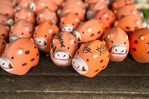 Kyoto prefectuur, kansai, Japan - november 22, 2019 - zwijn klei poppen, de symbool van zenkyoan tempel, een oud tempel in higashiyama wijk in Kyoto foto