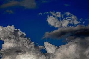 de beeld van mooi zwart wolken voortdurend in beweging. , achtergrond blauw lucht foto