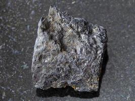 ruw bitumineus steenkool steen Aan donker achtergrond foto