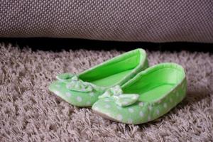 vrouw huis groen zacht slippers Aan verdieping achtergrond foto