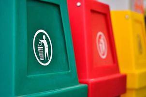 kleurrijke recyclingbakken of vuilnisbak