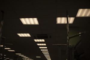 plafond met fluorescerend lampen. interieur van op te slaan in detail. ac licht bollen. foto