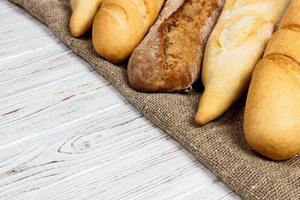 verschillende soorten stokbrood op een houten achtergrond foto