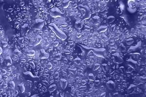 water druppels Aan een Purper achtergrond. abstract achtergrond. water druppels Aan glas. foto