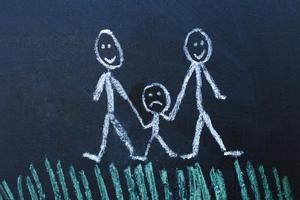 tekening gelukkig homoseksueel ouders met ongelukkig kind in de familie Aan krijt bord. foto