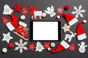 top visie van digitaal tablet. nieuw jaar decoraties Aan zwart achtergrond. vrolijk Kerstmis concept foto