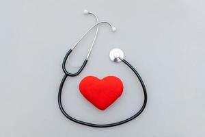 geneeskunde uitrusting stethoscoop of phonendoscope en rood hart geïsoleerd Aan wit achtergrond. instrument apparaat voor dokter. Gezondheid zorg leven verzekering concept foto