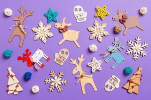 feestelijk decoraties en speelgoed Aan Purper achtergrond. vrolijk Kerstmis concept foto