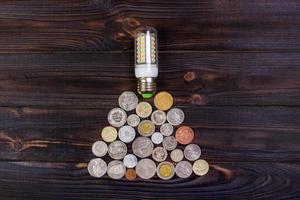 licht lamp Aan over- stapel van munten - geld, financiën, spaargeld concept en idee foto
