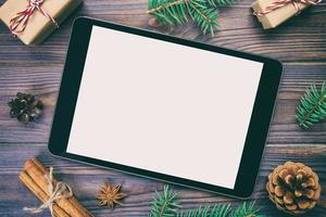 digitaal tablet bespotten omhoog met rustiek Kerstmis houten achtergrond decoraties voor app presentatie. top visie vintage, afgezwakt met kopiëren ruimte foto