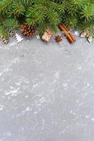 Kerstmis achtergrond met Spar boom en geschenk doos Aan houten tafel. top visie met kopiëren ruimte voor uw ontwerp foto