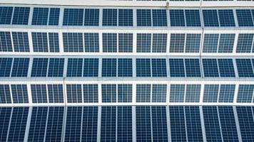 zonne- cellen Aan de zonne- boerderijen van een groot industrieel fabriek. zonne- boerderijen zijn genereren hernieuwbaar energie voor de industrie. de doel is naar verminderen de kosten van elektriciteit. foto