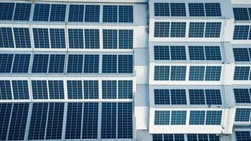zonne- cellen Aan de zonne- boerderijen van een groot industrieel fabriek. zonne- boerderijen zijn genereren hernieuwbaar energie voor de industrie. de doel is naar verminderen de kosten van elektriciteit. foto