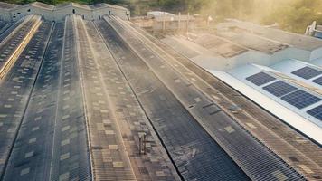 giftig dampen verspreiding van de dak van een industrieel fabriek. industrieel planten uitstoten groot bedragen van rook van de fabrieken gedurende productie. welke creëert lucht verontreiniging voor de wereld. foto