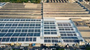 zonne- cellen Aan de zonne- boerderijen van een groot industrieel fabriek. zonne- boerderijen zijn genereren hernieuwbaar energie voor de industrie. de doel is naar verminderen de kosten van elektriciteit. foto