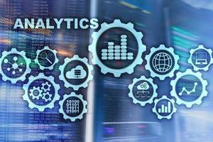 technologie analytics concept Aan virtueel scherm. groot gegevens met diagram pictogrammen Aan een digitaal scherm koppel en een server kamer achtergrond. foto