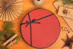 Kerstmis vlak leggen met een rood geschenk doos en handgemaakt decor van ambacht papier foto