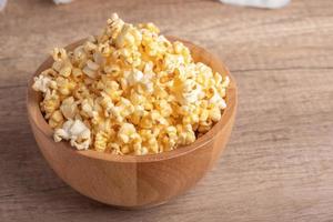 popcorn in een houten beker. snacks. foto