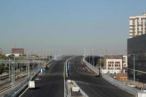 nieuw verkeer kruising weg bouw plaats. ontwikkeling van vervoer infrastructuur knooppunt, verbetering snelweg. overbevolking probleem. erectie viaduct van noordoosten akkoord in Moskou, Rusland foto