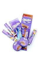Charkov, Oekraïne - mei 12, 2022 milka chocola producten met klassiek lila kleur omhulsel ontwerp Aan wit tafel foto