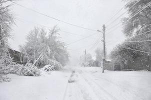 Charkov, Oekraïne - mei 5, 2022 niet verwacht snel neerslag van sneeuw in april Aan de Charkov straten foto