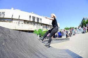 Charkov. Oekraïne - mei 2, 2022 rol het schaatsen gedurende de jaar- festival van straat culturen foto