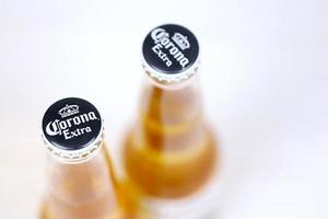 Charkov. Oekraïne - mei 17, 2022 twee flessen van corona extra bier. corona geproduceerd door grupo Modelo met anheuser busch inbev meest populair geïmporteerd bier in de ons foto