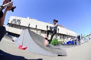 Charkov. Oekraïne - mei 2, 2022 skateboarden wedstrijd in buitenshuis vleet park gedurende de jaar- festival van straat culturen foto